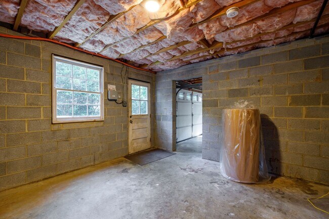 Building Photo - 2401 Scarsborough Dr