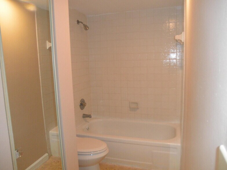 Building Photo - 571 Springdale Cir