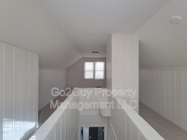 Building Photo - 19945 Greenview Ave