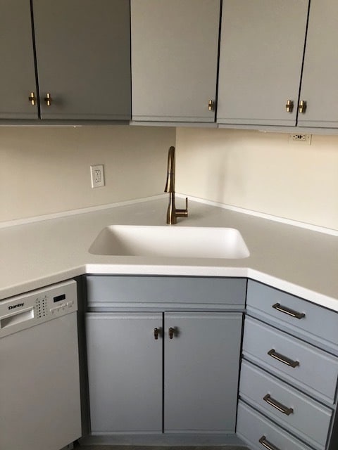 Kitchen with dishwasher - 212 N Oak Park Ave