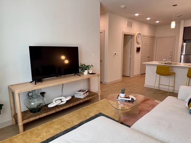 Building Photo - 320 Goll St