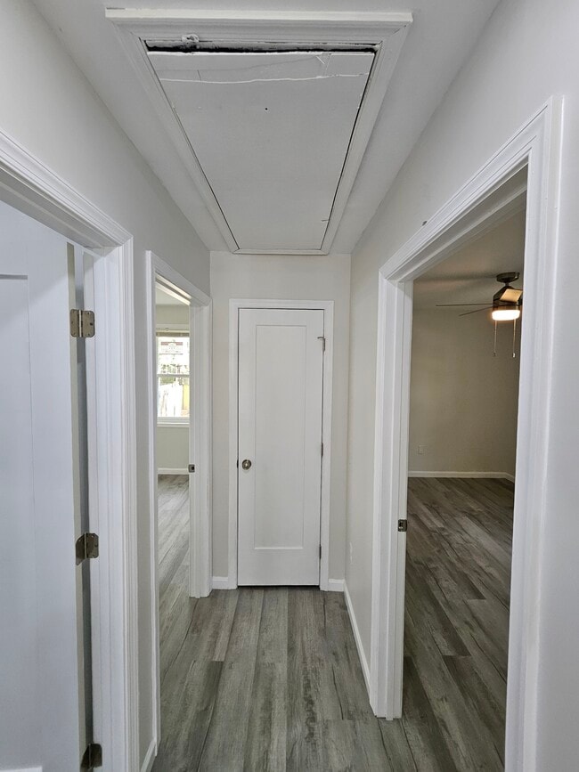 Building Photo - 906 Elfin Ave