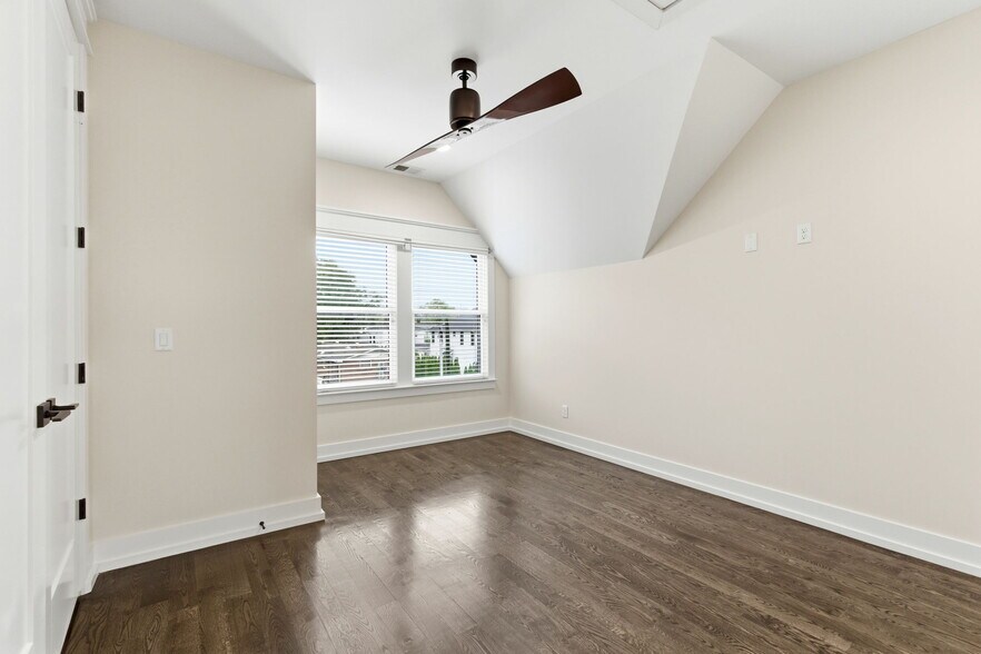 Building Photo - 1708B 15th Ave S