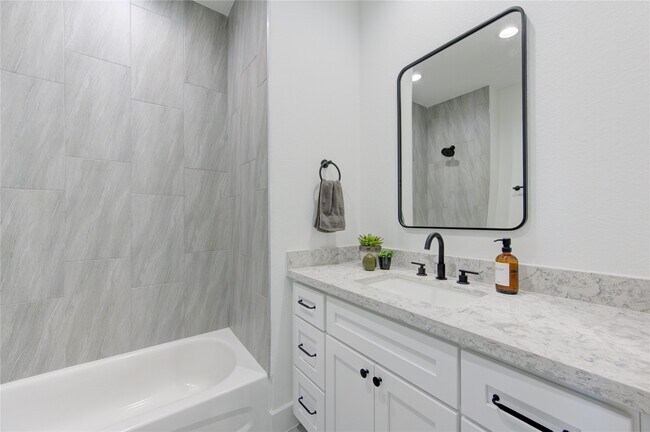 Building Photo - 2710 Noble St