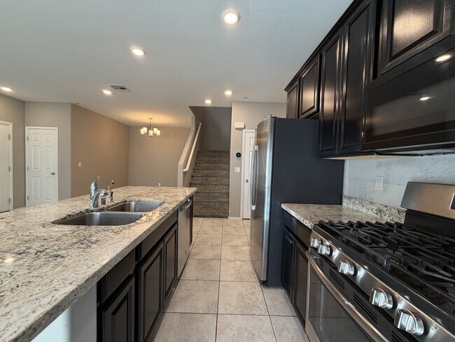 Building Photo - GATED 3 BED 3 BATH 2 CAR GARAGE TOWNHOUSE W/ BED AND BATH DOWNSTAIRS + LOFT & YARD. COMMUNITY FEA...