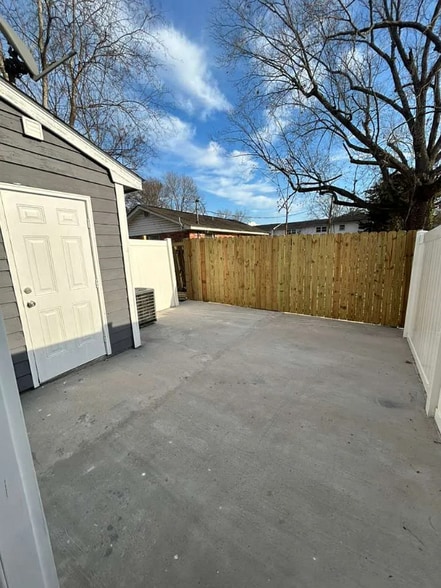 Building Photo - 306 Cedar St