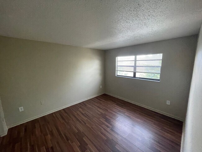 Building Photo - 2/1 Apartment