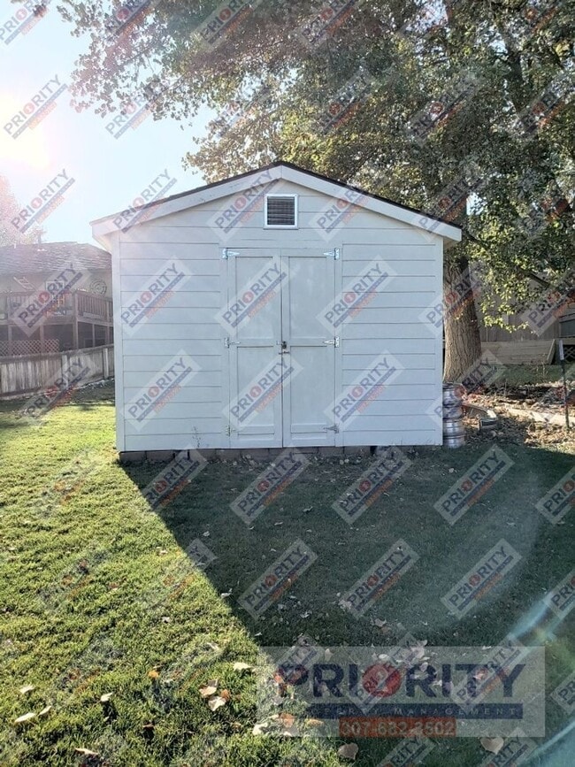 Building Photo - 3 bedroom, 2.5 bath Single-Family Home