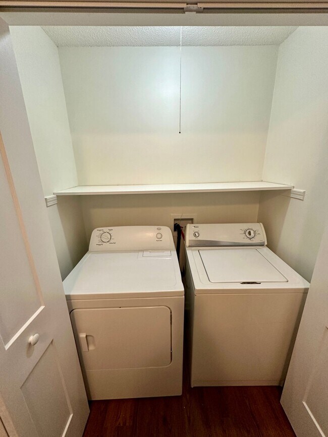 Building Photo - 2 BEDROOM/ 1.5 BATHROOM TOWNHOME-WALKING D...