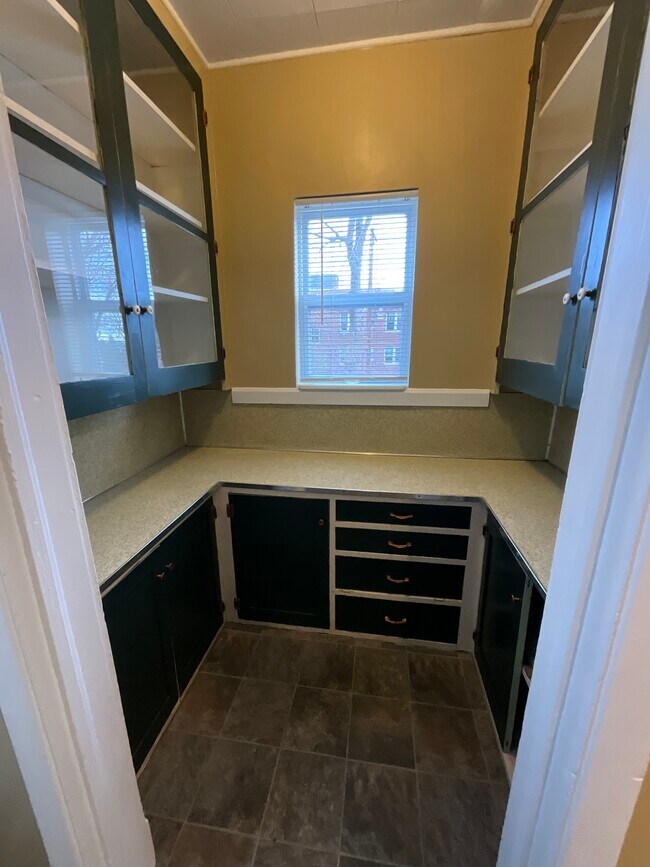 Building Photo - 1324 E 2nd St