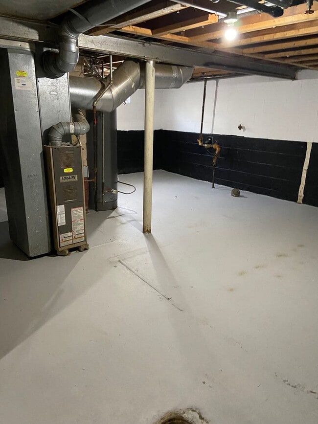 Building Photo - 2BR SINGLE FAMILY HOME, YARD, GARAGE, FULL BASEMENT, HANDY LOCATION!