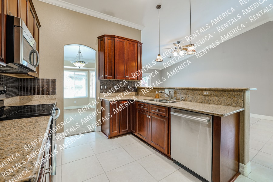 Building Photo - 6325 W Potter Dr