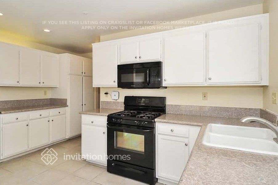 Building Photo - 15535 Saldana Ct