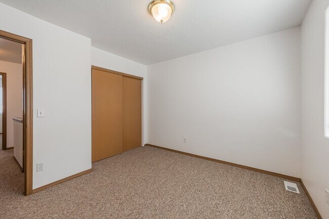 Building Photo - 3 bed 2 bath duplex with sprinkler system