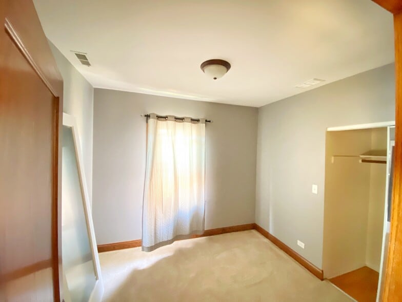 One bedroom - 1625 S 59th Ave