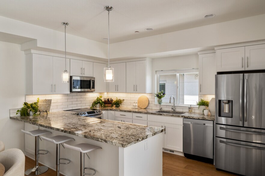 Building Photo - 6988 S Brookhill Dr