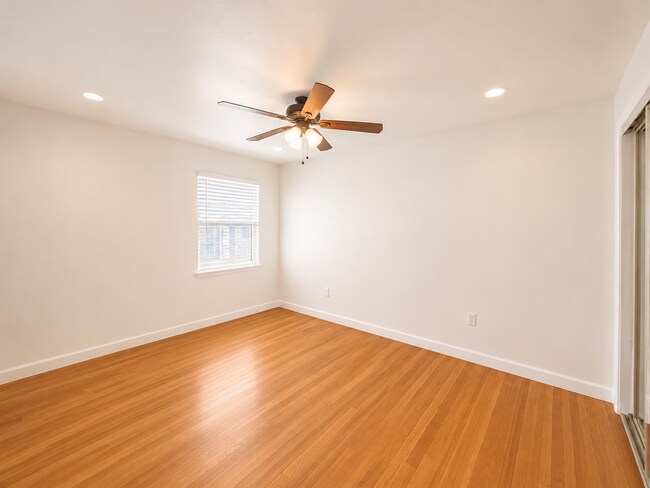 Building Photo - Large 5 Bed 3 Bath Home on East Falls - Popular Street Close to Campus!!!