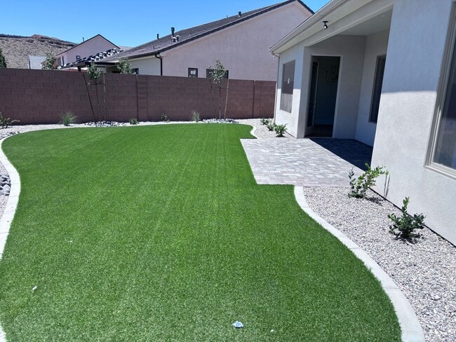 Building Photo - Brand New 3 bed plus office/2.5 bath in beautiful Coral Canyon!