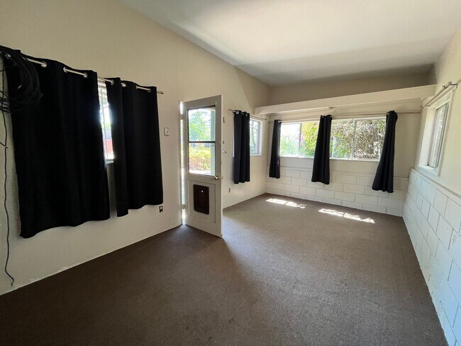 Building Photo - 3 Bedroom/2 bathroom home now available in...
