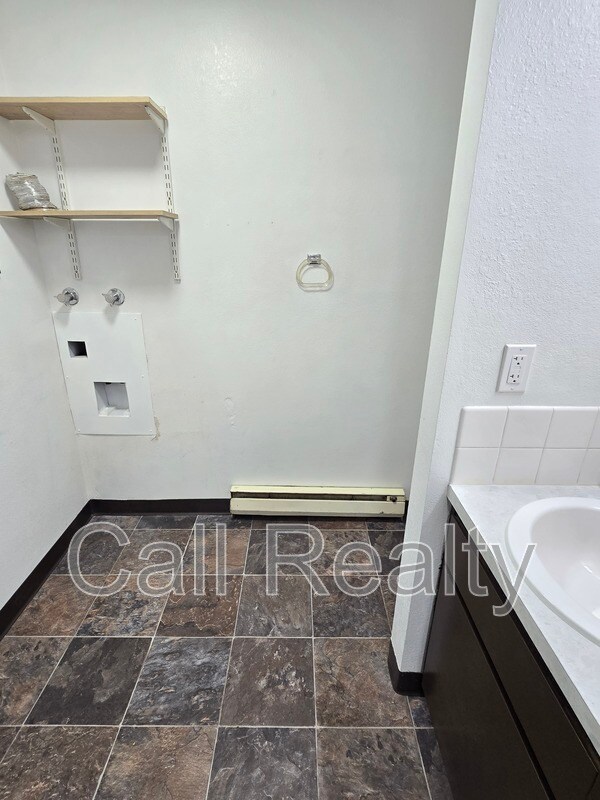 Building Photo - 3324 S Raymond Cir