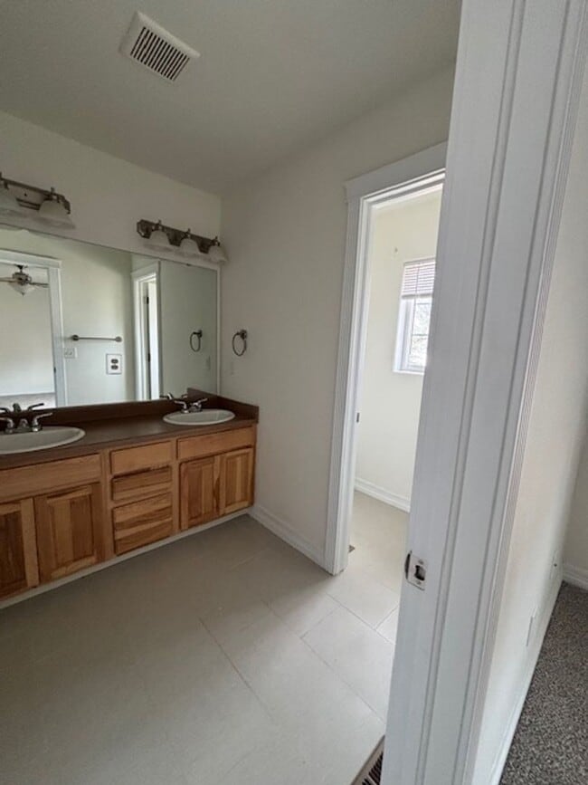 Building Photo - 4 Bedroom 3.5 Bath Townhouse Near Dell Ran...