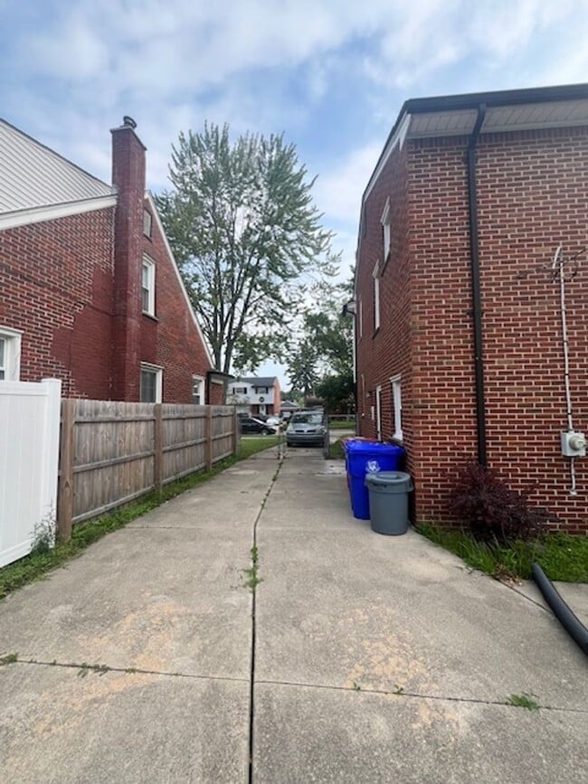 Building Photo - Beautiful Single Family Home in Fraser! AV...