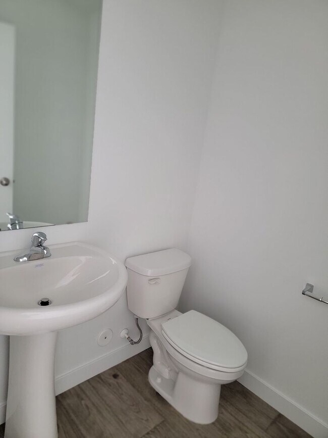 Building Photo - 4 Bed 2.5 Bathroom Townhouse