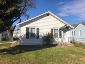 Building Photo - 2 Bedroom with Garage