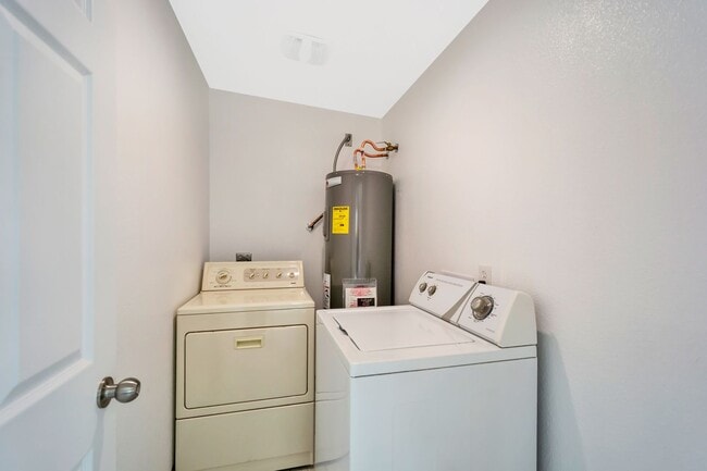 Building Photo - Spacious 6-Bedroom, 3-Bath Pool Home Near ASU Campus