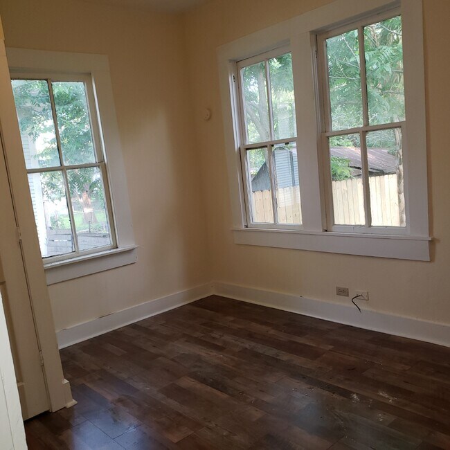 Building Photo - 1017 W 4th St