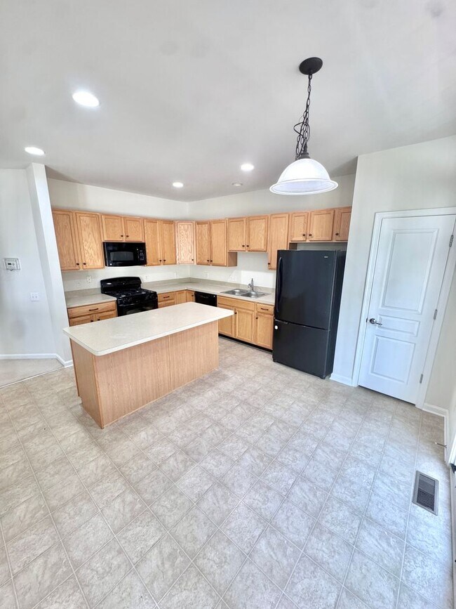 Building Photo - THREE BEDROOM/2.5 BATH TOWNHOME located in PARKLAND School District!