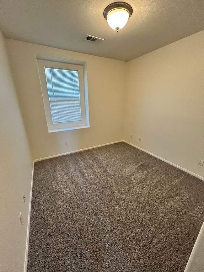 Building Photo - 3 bed 2 car garage condo for rent in Murrieta