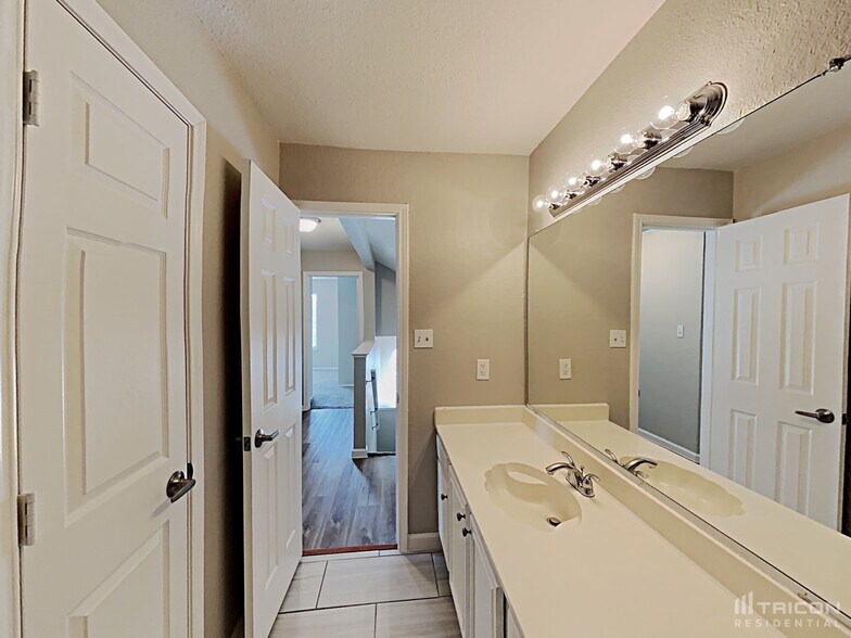 Building Photo - 1106 Castleman Dr
