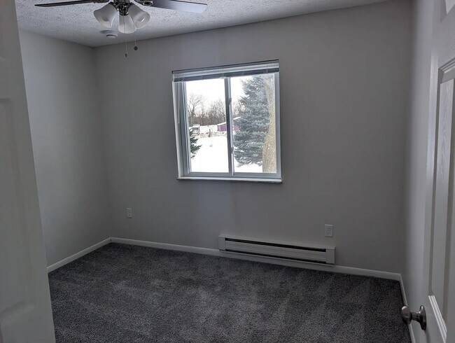 Building Photo - 2895 Spring Hill Dr