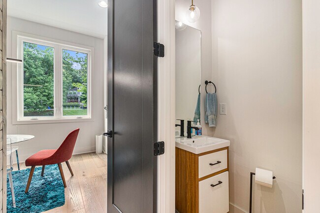 Building Photo - 2424 Memorial Dr SE