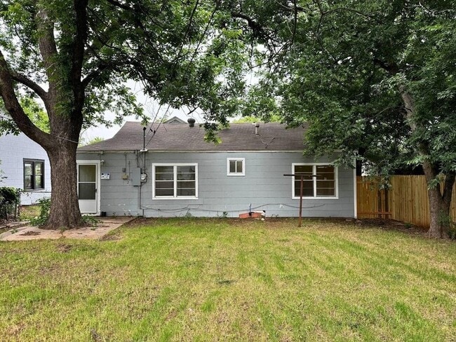 Building Photo - 2209 Talunar Ln