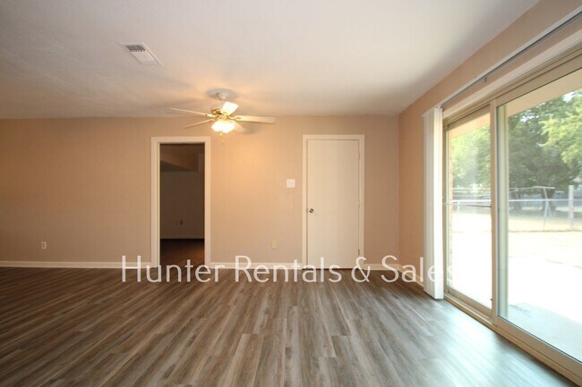 Building Photo - Mountain of Amenities!