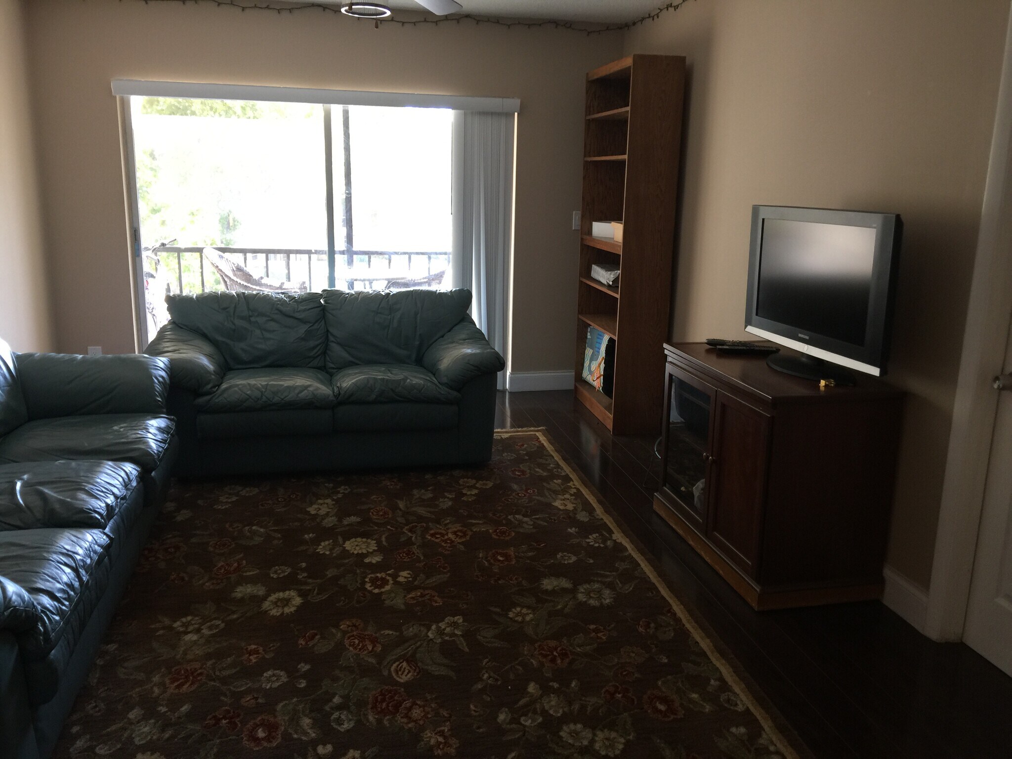 living room w/matching sofa & loveseat - 450 NW 20th St