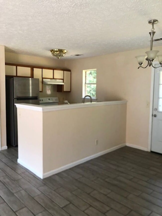 Building Photo - 252 Stonebridge Dr