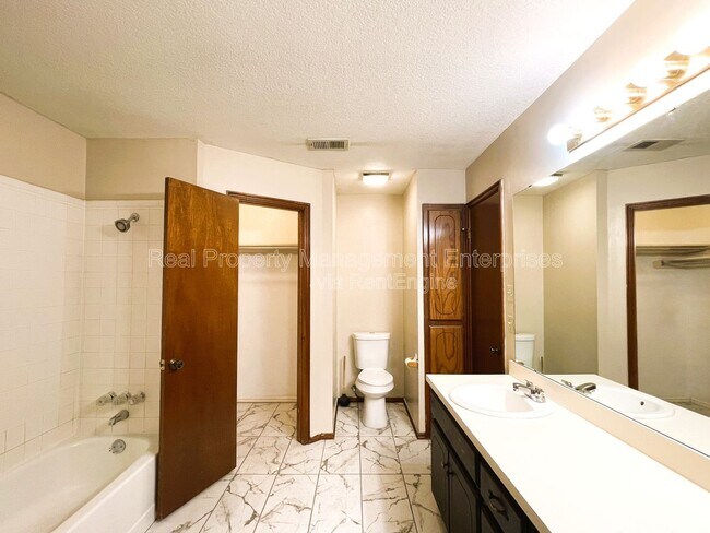 Building Photo - 5804 Republic Dr