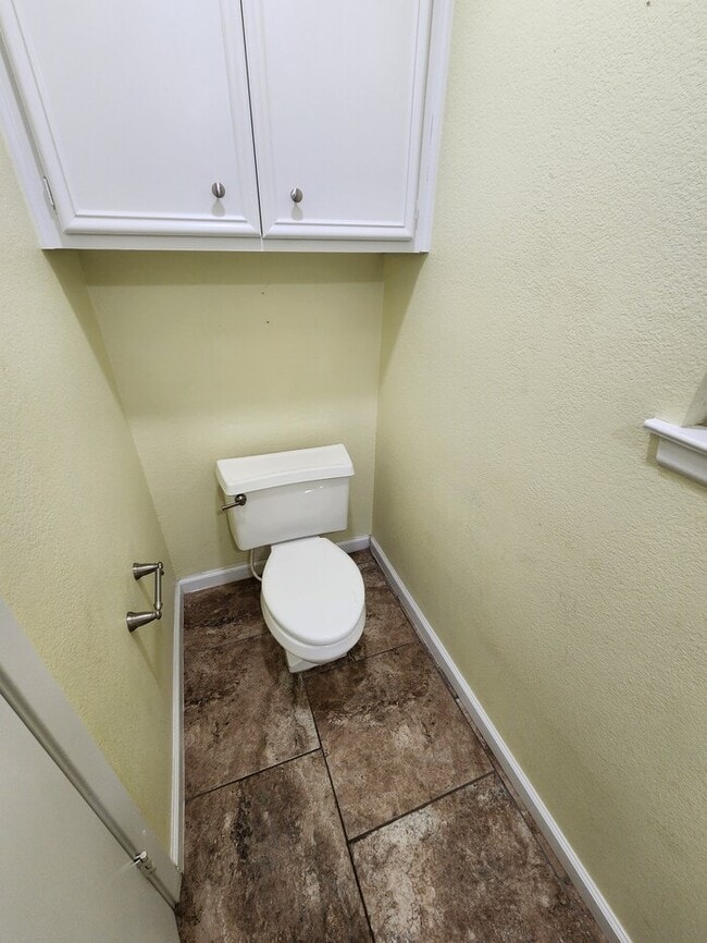 Building Photo - 4 bed 2 1/2 bath home, 2 car garage!