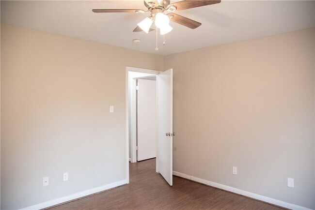 Building Photo - 700 Navarro Dr