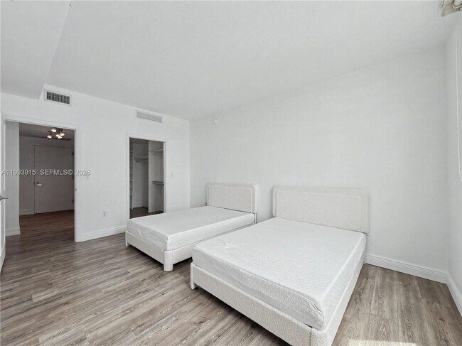 Building Photo - 1900 N Bayshore Dr