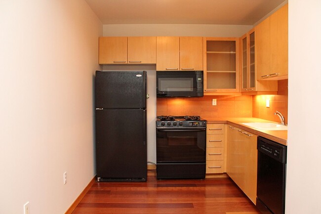 Building Photo - Beautiful Tanner Place 1-Bedroom Condo in ...