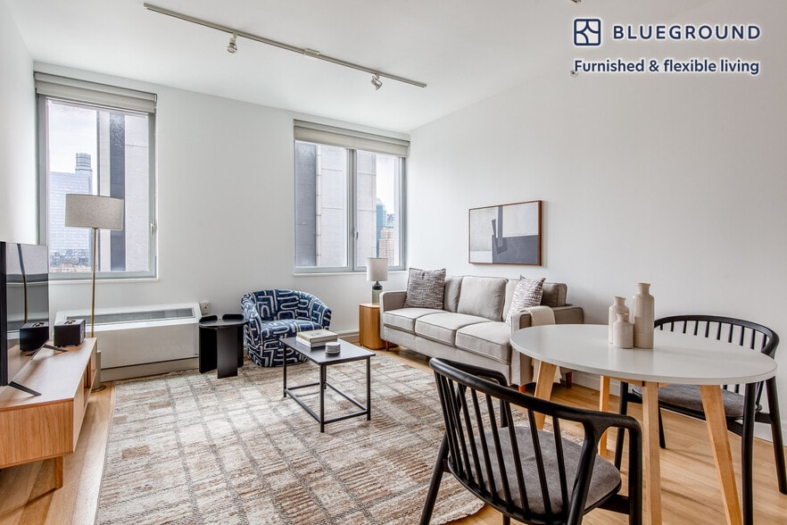Building Photo - 550 W 54th St