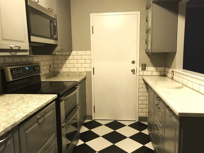 Building Photo - 13 Strawberry Bank Rd