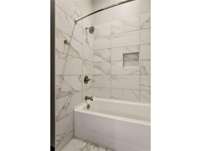 Building Photo - 253 Lake St E