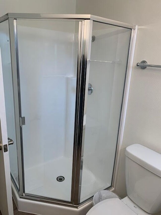 Building Photo - A beautiful Del Mar model for lease in Leisure Village