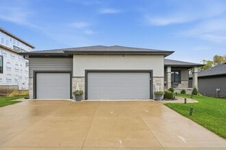 Building Photo - Awesome 4 Bedroom LIKE NEW!