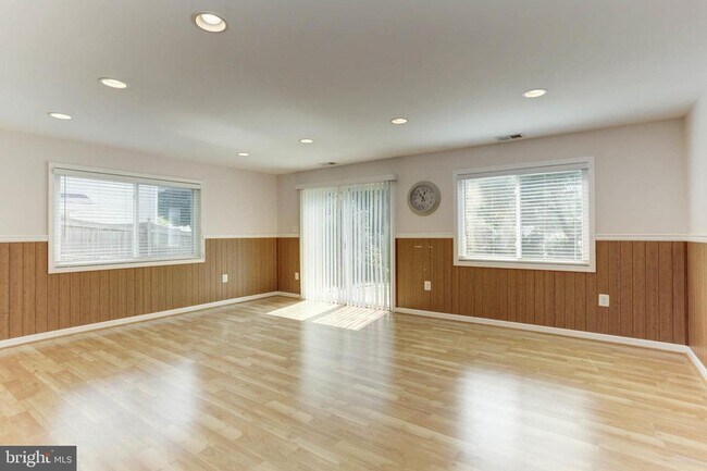 Building Photo - 11821 Charen Ln